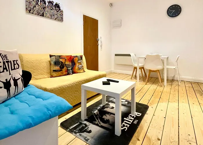 Cozy Balcony Flat With Canal View