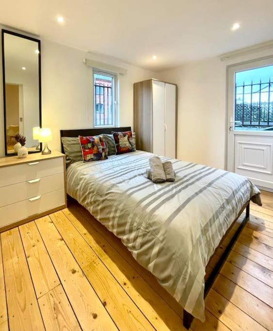 Cozy Balcony Flat With Canal View London