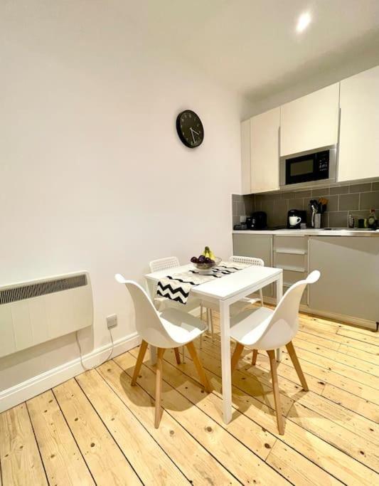Cozy Balcony Flat With Canal View * London