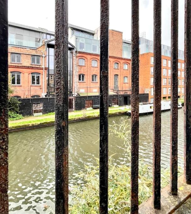Cozy Balcony Flat With Canal View Apartment London
