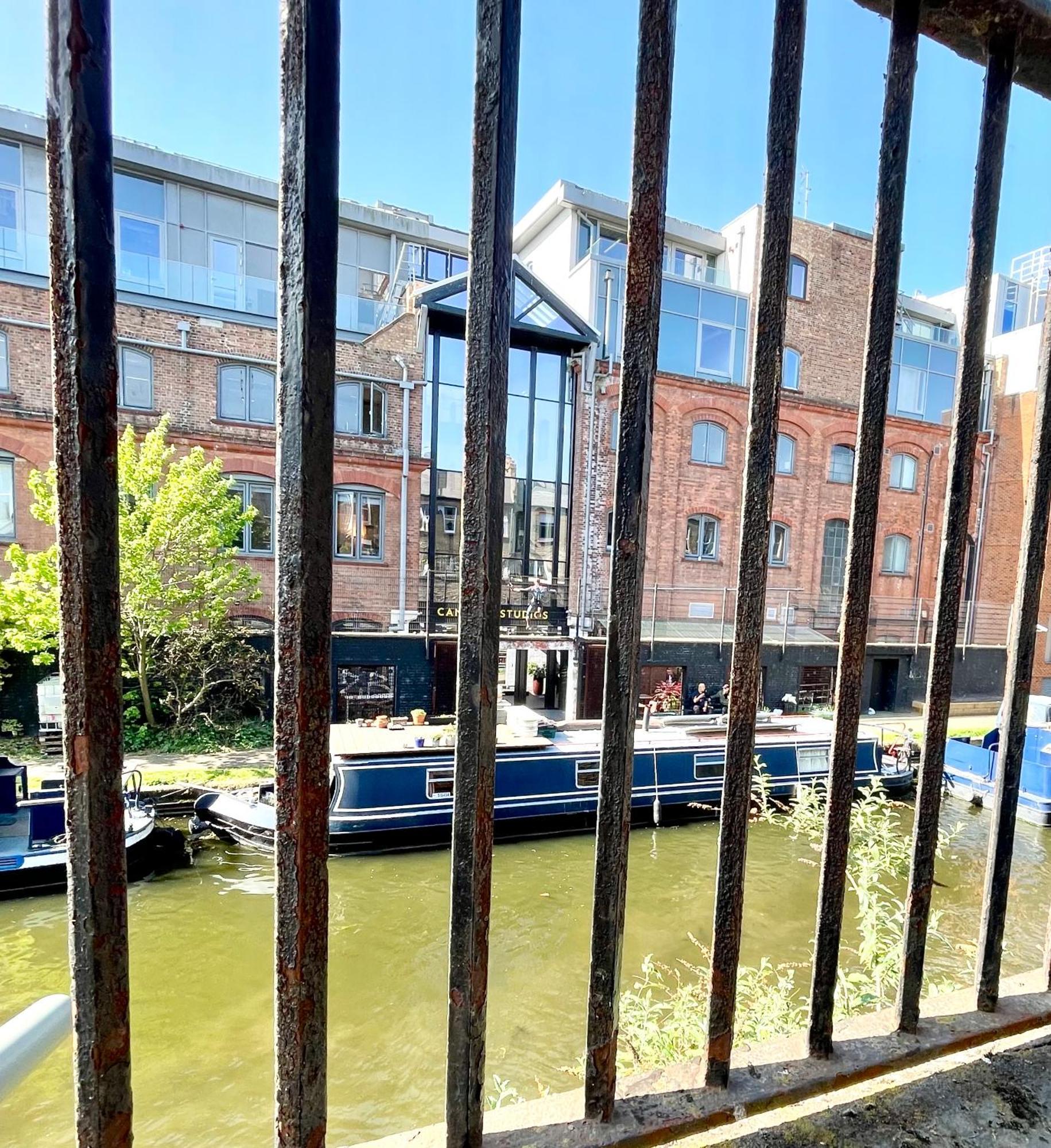 Cozy Balcony Flat With Canal View London