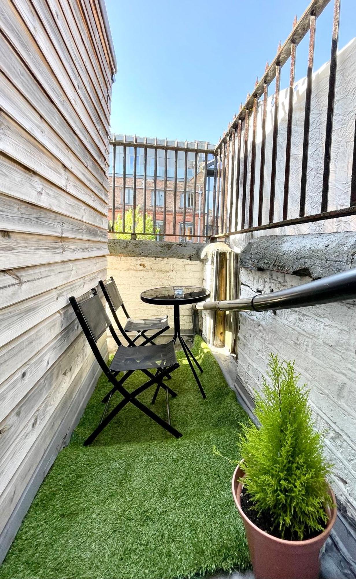 Apartment Cozy Balcony Flat With Canal View