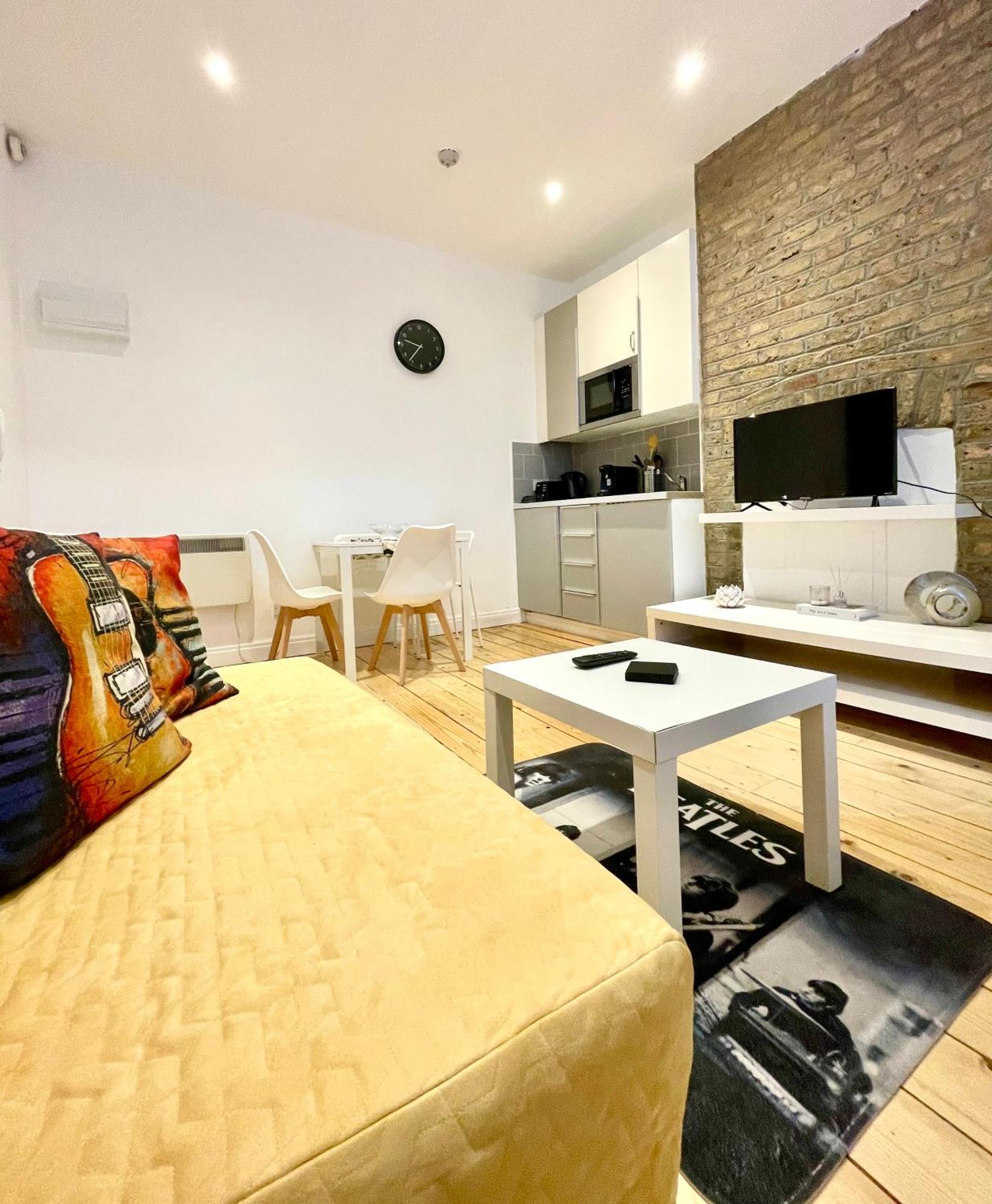 Apartment Cozy Balcony Flat With Canal View