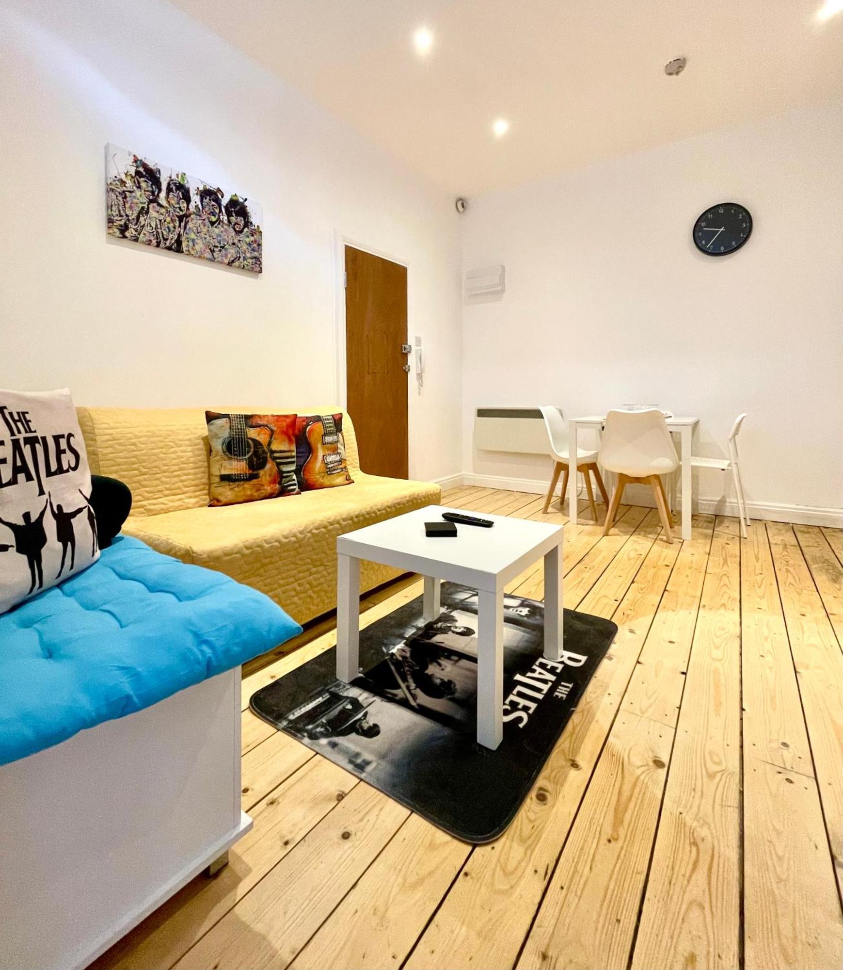 Cozy Balcony Flat With Canal View London